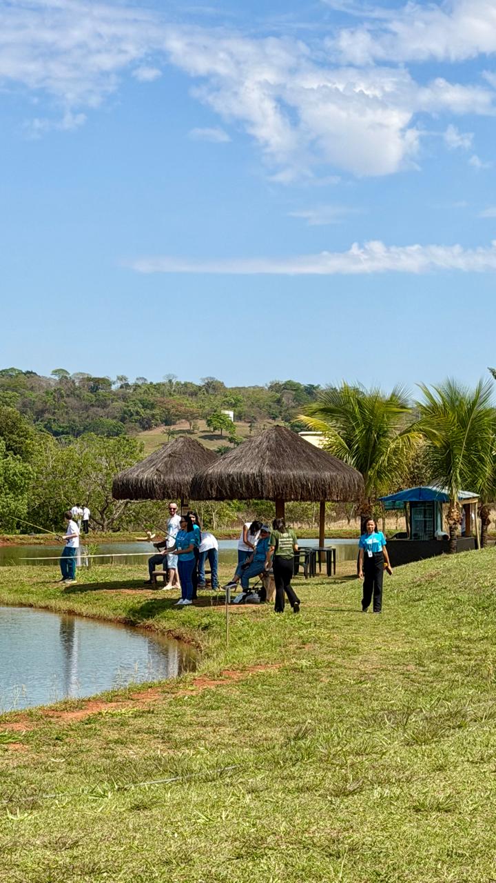 Alunos pescando na beira do lago, ao lado dos quiosques